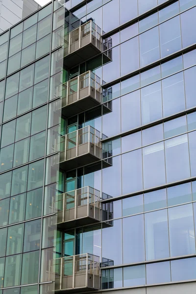 Balcons en verre dans la tour de bureau en verre vert — Photo