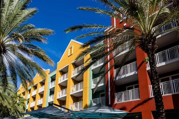 Palmeras Paraguas y coloridos condominios — Foto de Stock