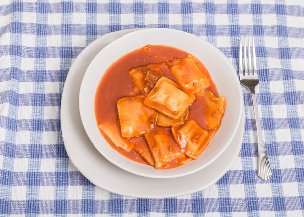 Ravioli in tomatensaus — Stockfoto