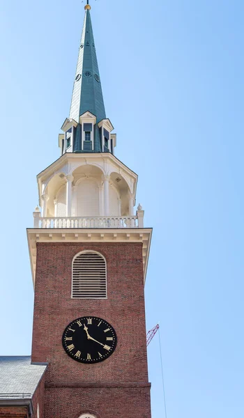 Башня с часами из старого кирпича в Бостоне — стоковое фото