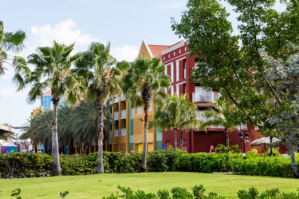 Colorido yeso Resort a través de palmeras — Foto de Stock