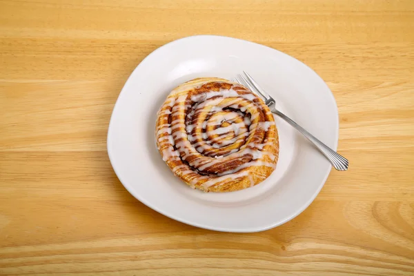 Cinnamon Roll with Fork on Plate — Stock Photo, Image