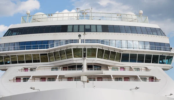 Vor massivem weißen Luxus-Kreuzfahrtschiff — Stockfoto