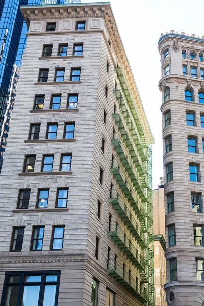 Varandas de ferro verde no edifício velho de Boston — Fotografia de Stock