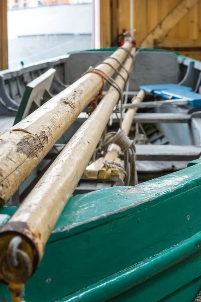 Mast sulla barca verde — Foto Stock