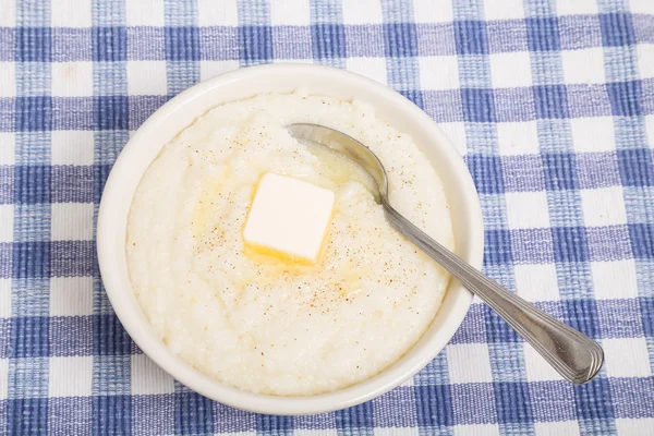 Tazón de sémola con mantequilla y cuchara —  Fotos de Stock