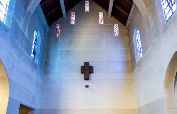 Kreuz auf Steinmauer über Altar — Stockfoto