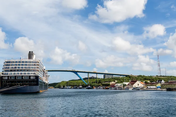 Massive Cruise Ship by Bridge in Curacao — Stock Photo, Image