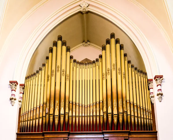 Gold rör på en gammal orgel — Stockfoto