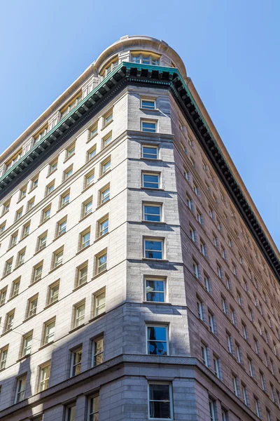 Edifício de pedra velha no ângulo — Fotografia de Stock