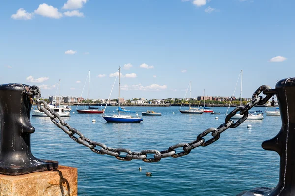 Jachty v bostonském přístavu mimo černé řetězec a patník — Stock fotografie