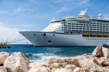 Cruise Ship Rock Deniz kenarındaki sete demirleyen önü