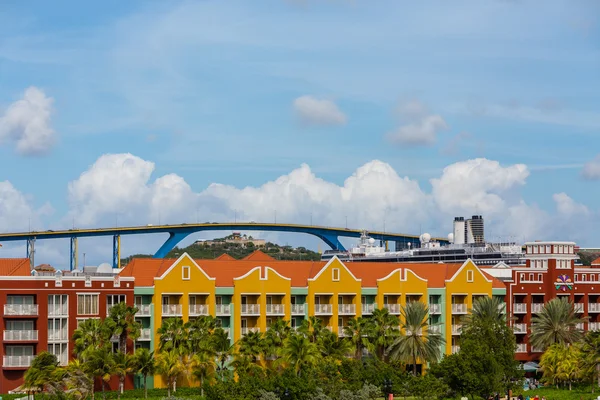 Bateau de croisière et pont au-delà Colorful Resort — Photo
