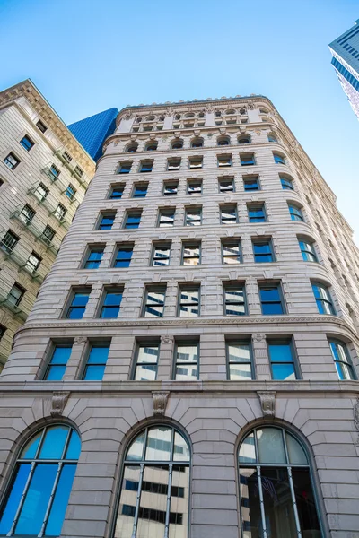 Edificio de Piedra en Boston con Edificio Blanco Reflejado — Foto de Stock