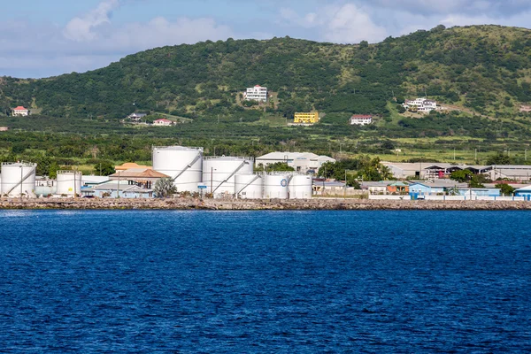 Réservoirs de carburant blancs sur la côte verte par Blue Water — Photo