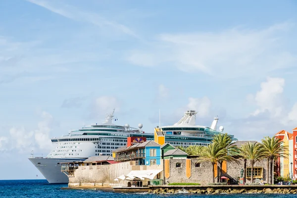 Navio de cruzeiro além do ponto de Curaçao — Fotografia de Stock