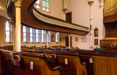 Kilise Pews eğri balkon altında