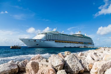 Geçemez demirleyen gemi cruise