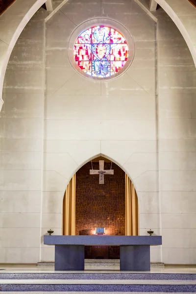 Steinaltar in der katholischen Kirche — Stockfoto