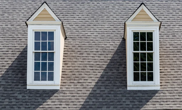 Два мансардних вікон на асфальті-дах — стокове фото
