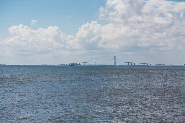 Hangbrug onder Storm wolken — Stockfoto