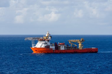 Turuncu endüstriyel gemi