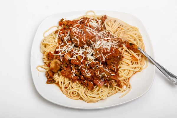 Snurrande Spaghetti på fyrkantig tallrik — Stockfoto