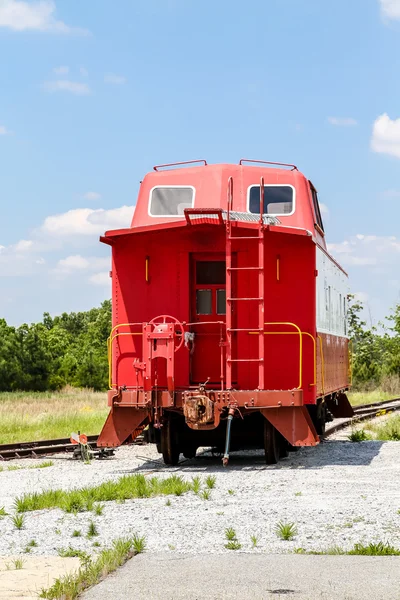 Caboose rojo bajo el cielo azul —  Fotos de Stock