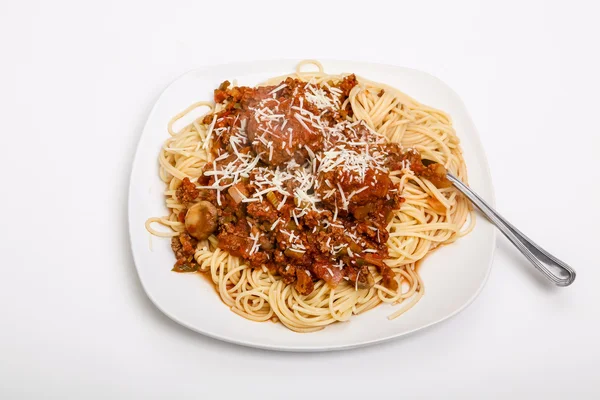 Spaghetti och köttbullar på fyrkantig vit tallrik — Stockfoto