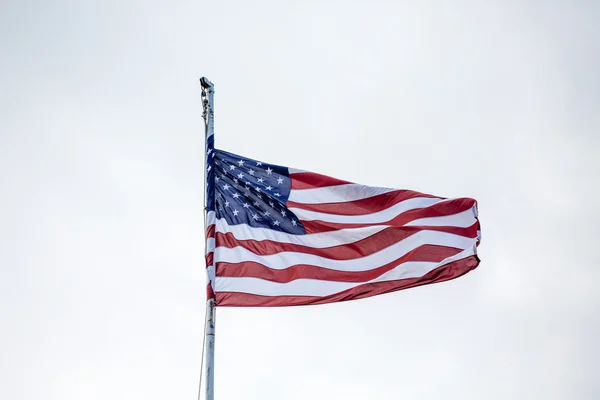 Bandera Soplando Bajo Nubes —  Fotos de Stock