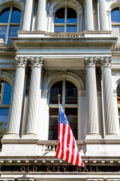 Bayrak ve sütunlar üzerinde eski Belediye Binası Boston — Stok fotoğraf