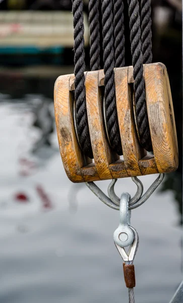 Dreifachblock auf einem alten Segelboot — Stockfoto