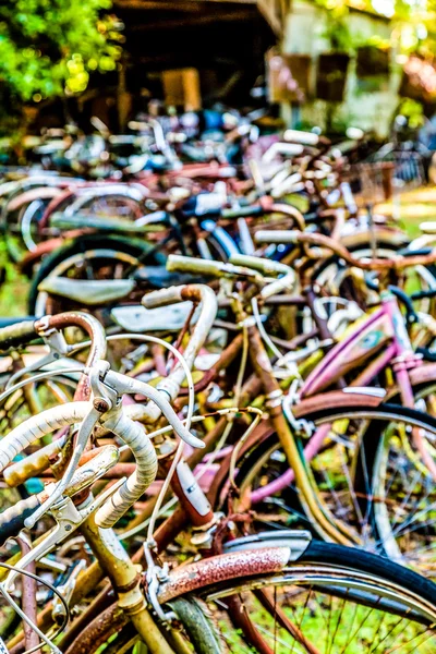 Cementerio de viejas bicicletas oxidadas — Foto de Stock