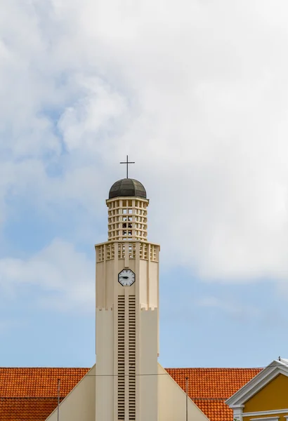 Εκκλησία ρολόι πάνω από το πορτοκαλί στέγη — Φωτογραφία Αρχείου