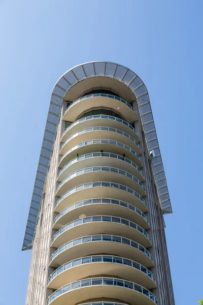 Ronde balkons op moderne Condo toren — Stockfoto