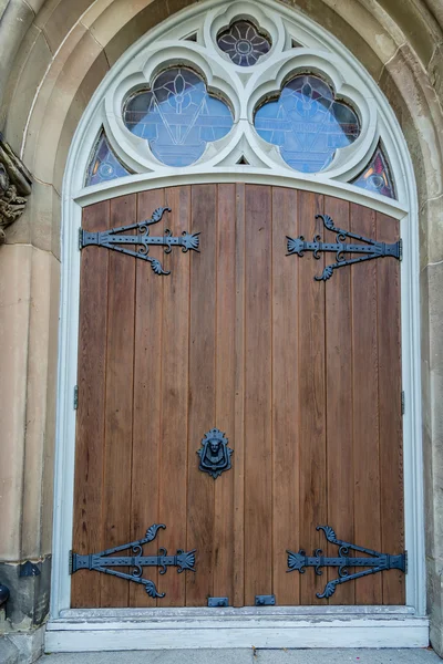 黒鉄のトリムと古い木製のドア — ストック写真