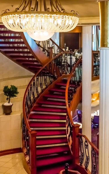 Curved Staircase Under Chandelier — Stock Photo, Image