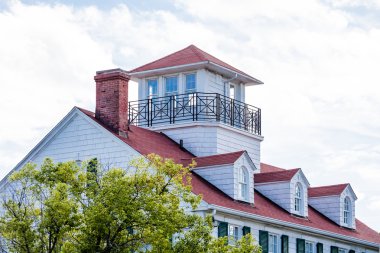 Kırmızı çatı dul ile yürüyüş ve Dormers
