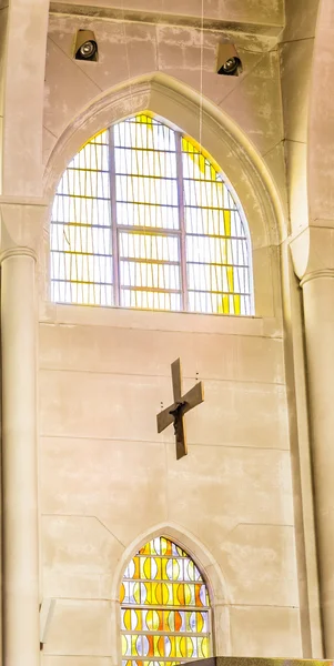 Messing Kruis en gebrandschilderd glas — Stockfoto