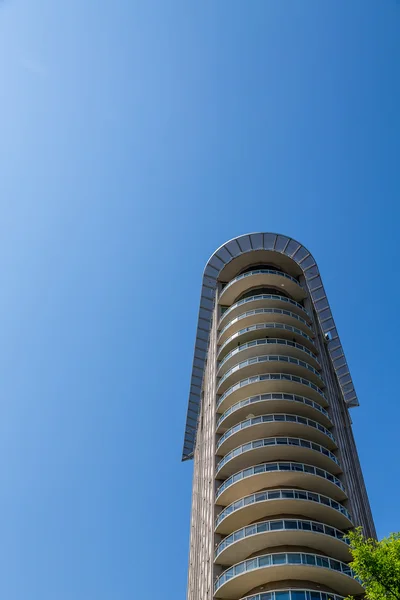 Ronde Condo balkons in blauwe hemel — Stockfoto