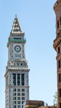 Boston mavi gökyüzü üzerinde eski Saat Kulesi