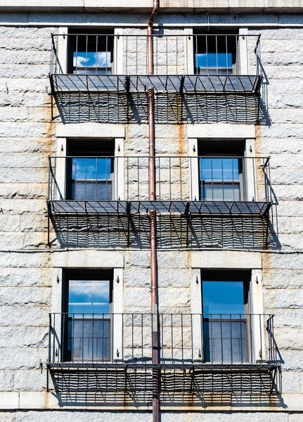 Tuyau de drainage en cuivre sur le bâtiment de bloc de granit — Photo