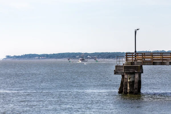 Shrimp Boat Beyond Pier — Stock Photo, Image