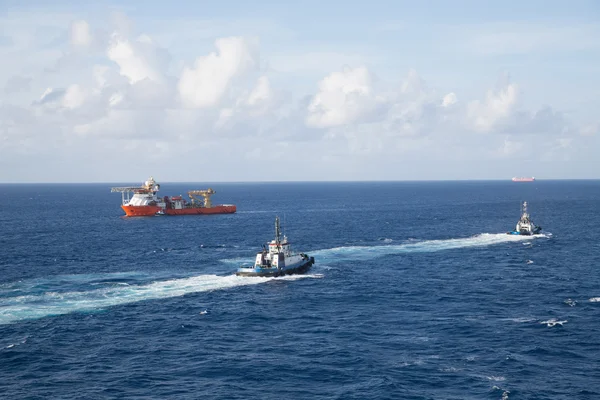 Dwóch holowników i pomarańczowy tankowiec na morze niebieski — Zdjęcie stockowe