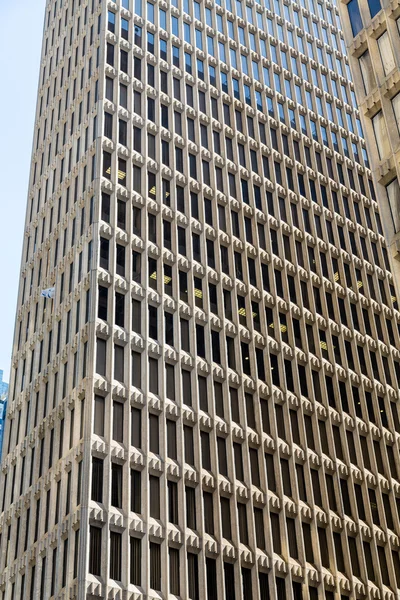 Torre de oficina de piedra alta con ventanas estrechas — Foto de Stock