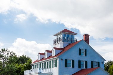 Beyaz Saray kırmızı çatı yeşil panjurlar