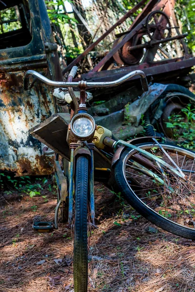 Cykel- och gammal lastbil — Stockfoto