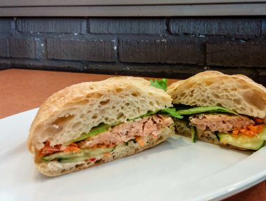 Somon Bahn Mi Ciabatta üzerinde