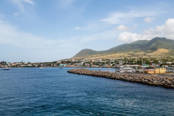 Havsvallen och skyddade hamnen på St Kitts — Stockfoto