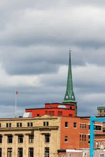 Green Steeple Under Stormy Skies — Stock Photo, Image